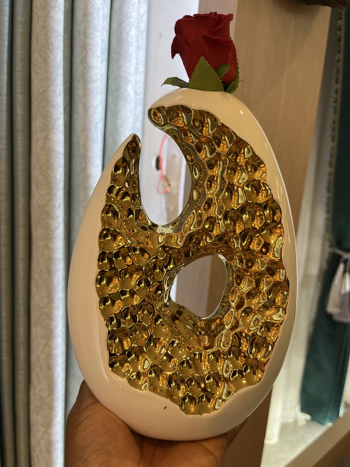 Flower and Vases Modern Vases in Uganda in gold and white with flowers